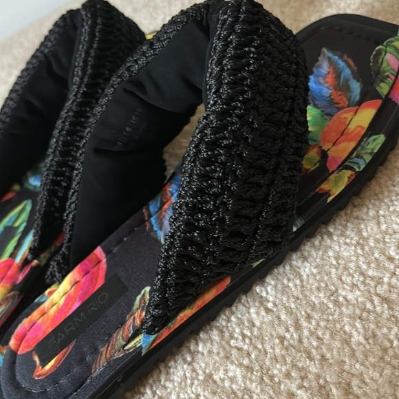 Farm Rio Cashew Black Maxi Crochet Puffy Flip - Picture 5 of 7